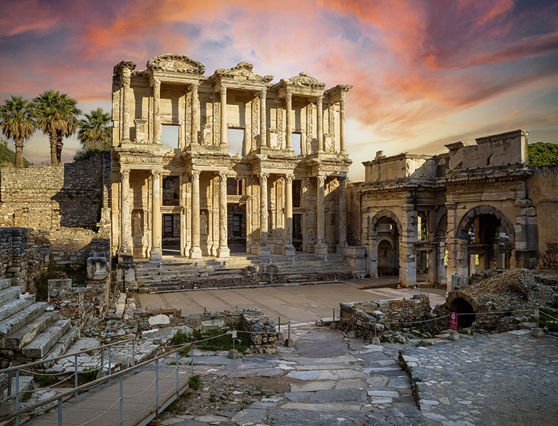 Abb. 5 Celsusbibliothek und Südtor der Tetragonos Agora.