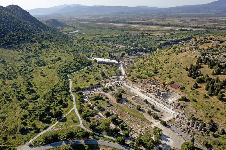 Abb. 7 Obere Agora mit dem politischen Zentrum der Stadt. Im Hintergrund der verlandete Hafen und die mittlerweile 7 km entfernt befindliche Küstenlinie.