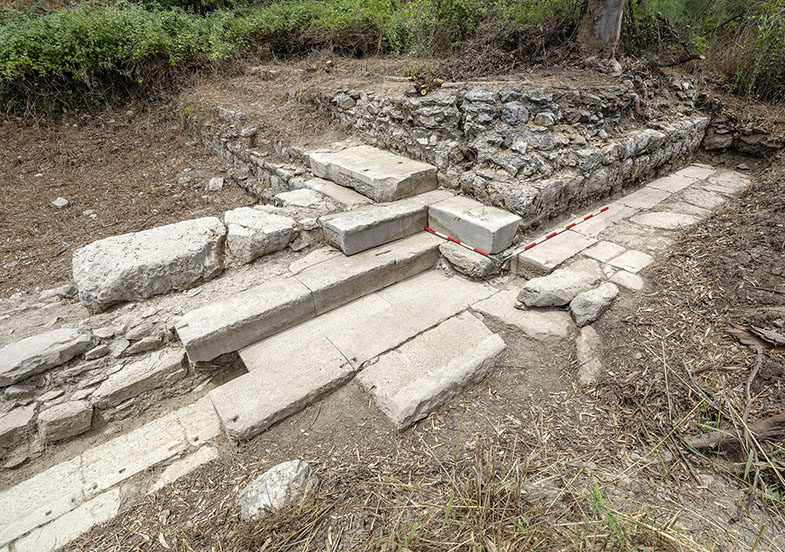 Abb. 6 Hellenistischer Stufenunterbau einer dorischen Halle nördlich des Altars, teilweise überbaut von einem flavischen Großbau.