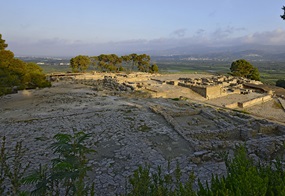 Abb. 3 Ein Panorama der ausgegrabene Ruine des Palastes von Phaistos in der Abendsonne.