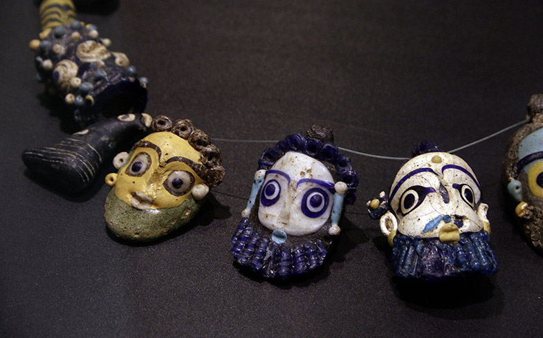 Abb. 2 Halskette mit kleinen Masken und Schmuckelementen aus buntem Glas, wie sie in vielen phönizischen Niederlassungen gefunden wurden, aus Olbia auf Sardinien.