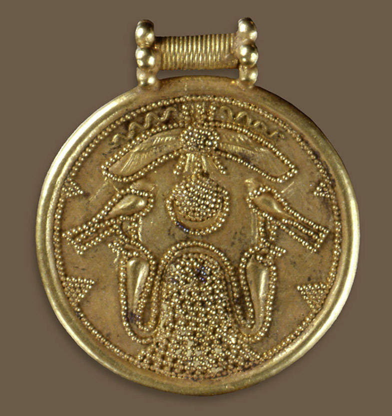 Abb. 3 Das «Medaillon von Trayamar» (7. Jh. v. Chr.) Goldmedaillon mit ägyptisierenden Motiven aus der phönizischen Nekropole von Trayamar (heute im Museum von Málaga). Die Szene zeigt einen vorspringenden Erdhügel (Omphalos), aus dem zwei Kobras (Uraei) hervorgehen, auf deren Köpfen je ein Falke sitzt. Darüber der ägyptische Gott Horus mit ausgebreiteten Schwingen, der Sonne und Mondsichel hält.