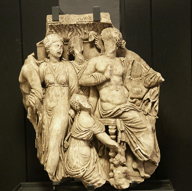 Abb. 4 Sarkophagfragment mit der Szene Achill bei den Töchtern des Lykomedes.