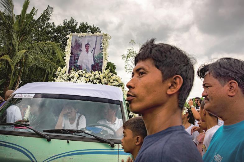 Trauerzug für Kian Loyd delos Santos in den Straßen Manilas. Der Siebzehnjährige war als Drogenhändler von der Polizei erschossen worden.