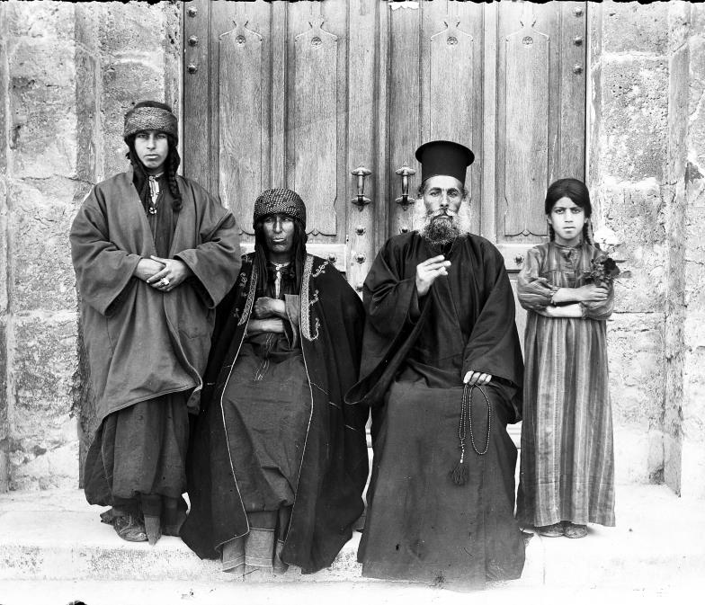 Ein arabischer Priester einer orthodoxen Kirche mit Ehefrau und zwei Töchtern: Christliches Selbstbewusstsein vor Sankt Anna in Jerusalem im Jahr 1905