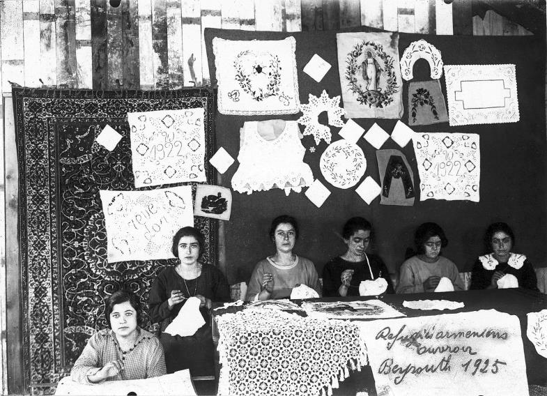 Nach der Flucht vor dem Völkermord an den Armeniern arbeiten diese Frauen in einem Flüchtlingscamp in Beirut in einer Nähstube im Jahr 1925.