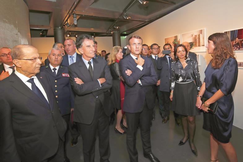 Staatspräsident Macron (Dritter v. r.), Jack Lang und Libanons Staatspräsident Aoun im Arabischen Institut in Paris