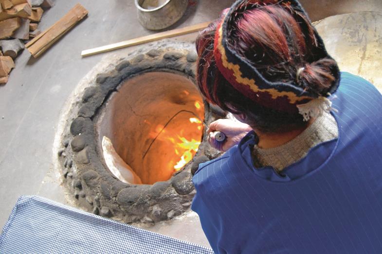 Das Brot wird in Erdöfen gebacken.