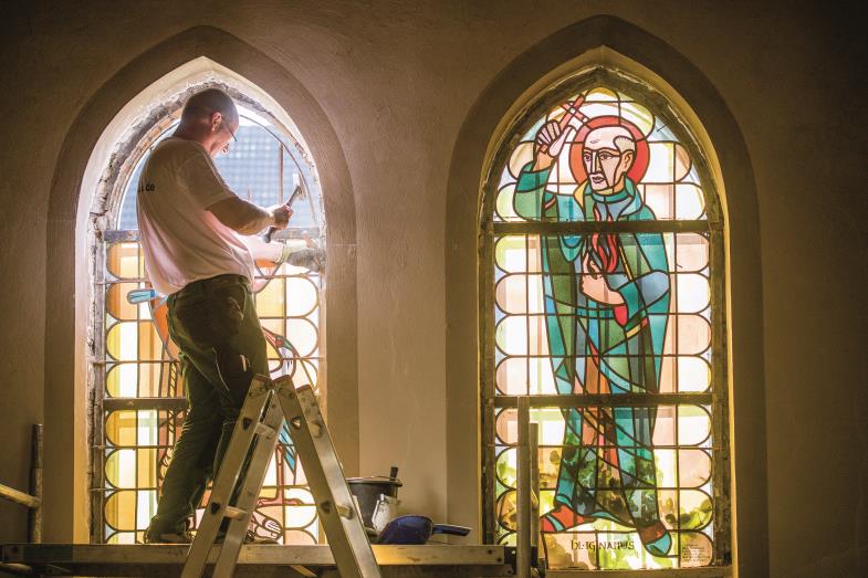 Ein letztes Mal fällt das Licht durch die Fenster der Kirche Sankt Barbara. Das Gotteshaus wird abgerissen, doch wenigstens wird die Kunst bewahrt.