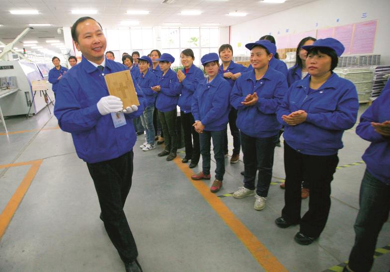 Mit Stolz zeigt ein Arbeiter der „Amity“-Druckerei im chinesischen Nanjing die hundertmillionste Bibel, die im November 2012 dort hergestellt wurde.