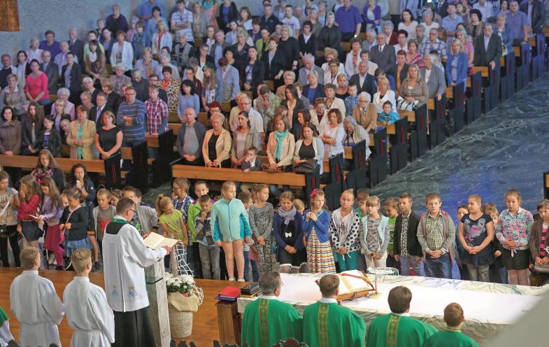 Bis auf den letzten Platz gefüllt ist die Eucharistiefeier in der Kirche „Mutter Gottes“, die sich in Nowa Huta, einem Vorort von Krakau befindet.