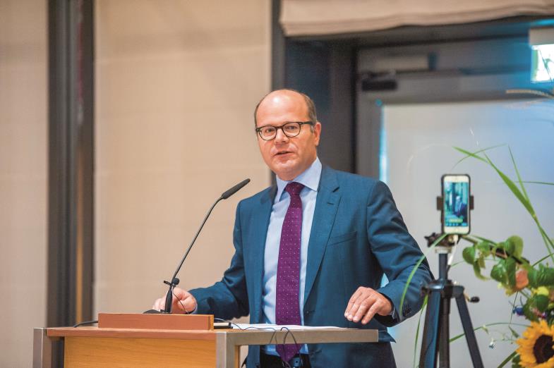 Schenk am Rednerpult