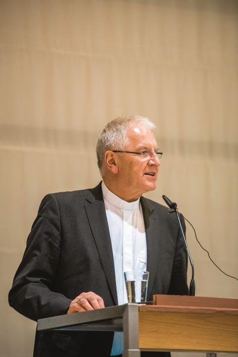 Timmerevers am Rednerpult