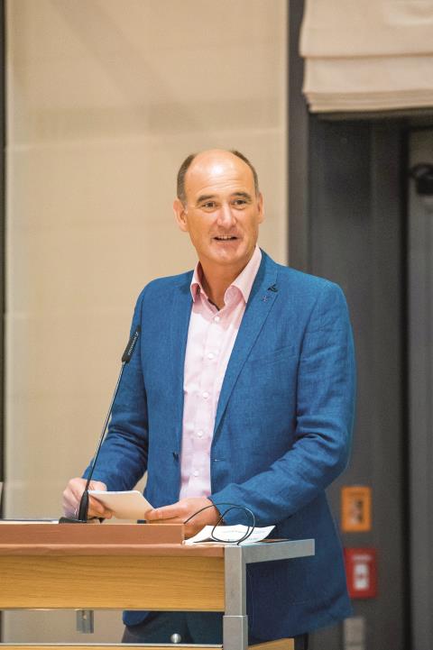 Herder am Rednerpult