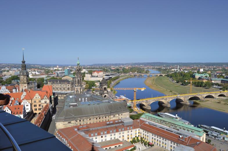 Herbstlicher Blick auf das Elbtal in Dresden von der Frauenkirche aus: Hier kann man dem lieben Gott bei der Arbeit zuschauen – und Menschen auch.