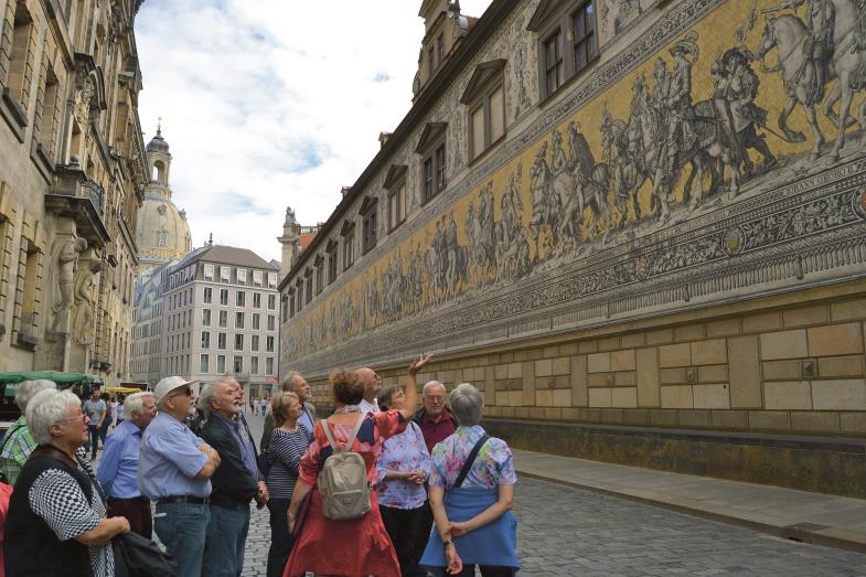 Ein besonderes Augenmerk richtete die Stadtführerin auf den Fürstenzug der Wettiner an der Residenz.