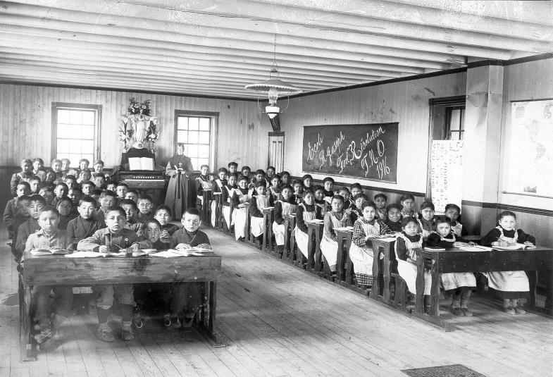 Wie einst in Europa sorgten Missionare später in der ganzen Welt für Bildung: Schulklasse für Eingeborene in Kanada