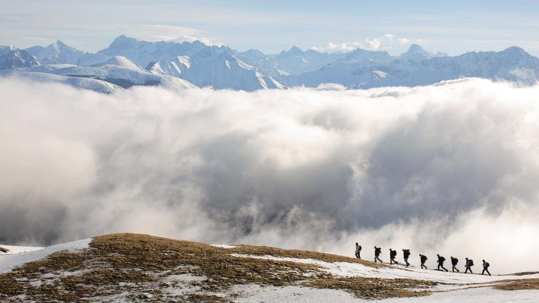 Szene aus dem Film „La Prière“: Drogenabhängige auf einem Berg