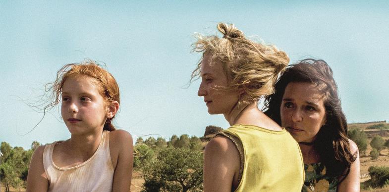 Filmszene: Vittoria (Sara Casu) mit Angelica (Alba Rohrwacher, Mitte) und Tina (Valeria Golino)