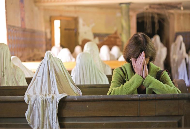 Seitdem der Künstler Jakub Hadrava in der Georgskirche von Luková seine stummen Vermummten installiert hat, kommen wieder Beterinnen ins Gotteshaus.