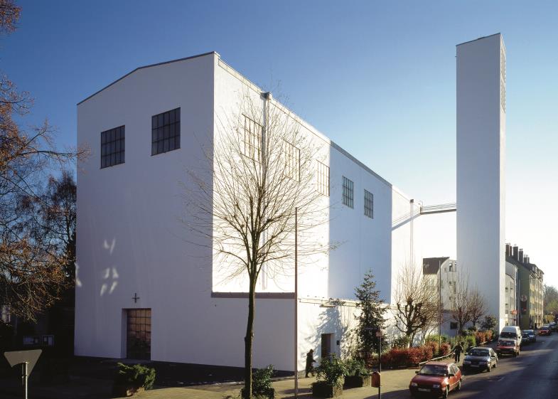 Zwar nicht direkt vom Bauhaus entworfen, aber doch eindeutig von seinem Stil beeinflusst: die Fronleichnamskirche in Aachen von Rudolf Schwarz.