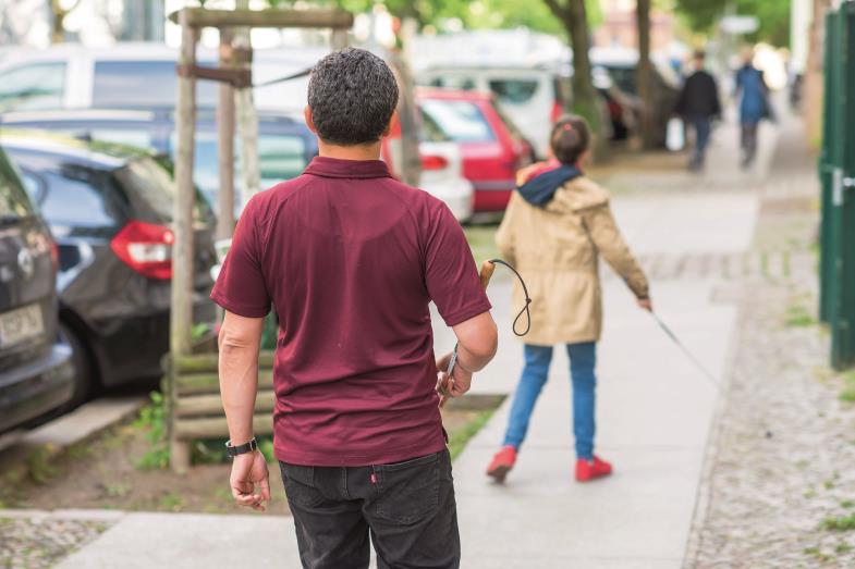 Auch mit Sehbehinderung selbstbestimmt – und glücklich – leben: Dazu ermutigt und trainiert Juan Ruiz Kinder und Jugendliche.