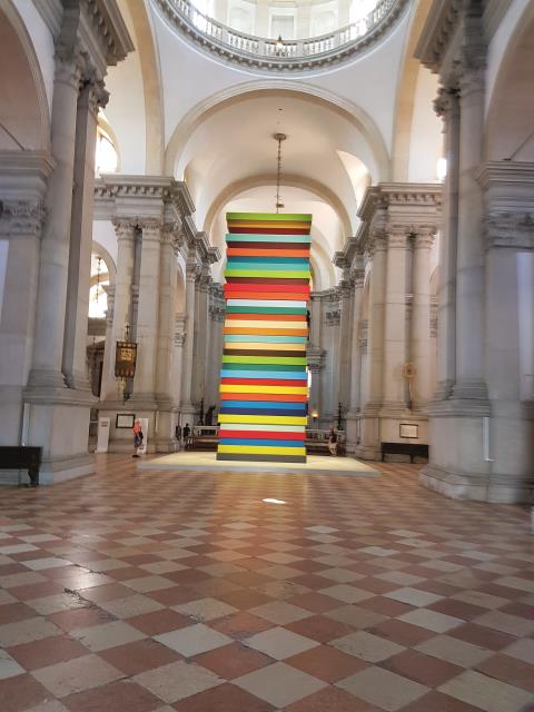 Bunte Zeiten? Was für ein Turmbau des irischen Künstlers Sean Scully in der von Andrea Palladio erbauten Georgs-Basilika in Venedig.