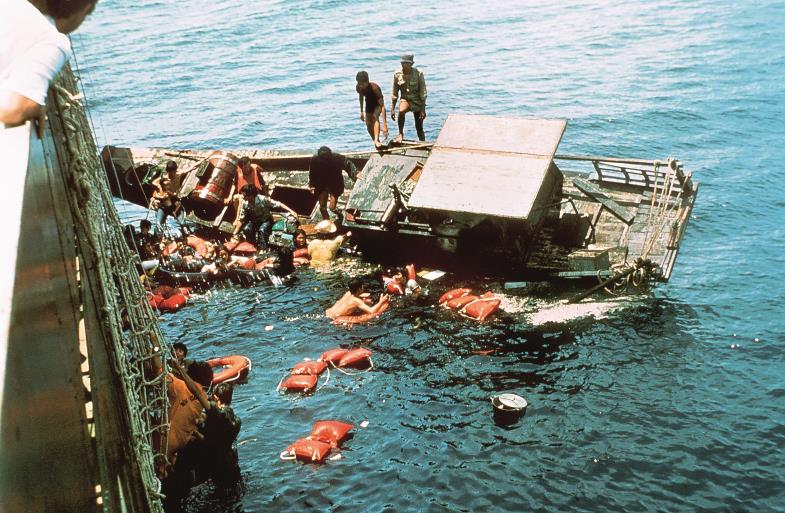 Auf viel zu kleinen und völlig überfüllten Booten machen sich Menschen auf den Weg – damals wie heute. Vor vierzig Jahren rettete die „Cap Anamur“.
