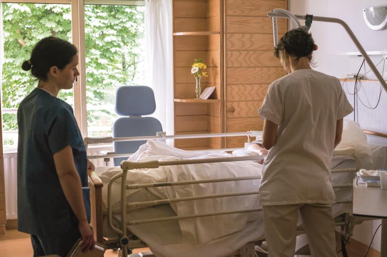 Pflegerinnen auf einer Palliativstation Jeanne Garnie in Paris