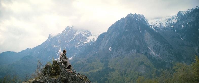 Auf dem Berg lässt sich der Herr sehen; Besnik (Arben Bajraktaraj), versunken im Gebet.