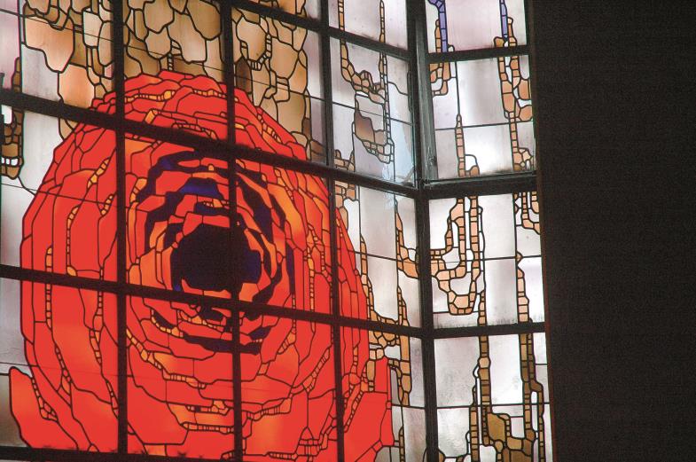 Eine rote Rose im Kirchenfenster von Neviges
