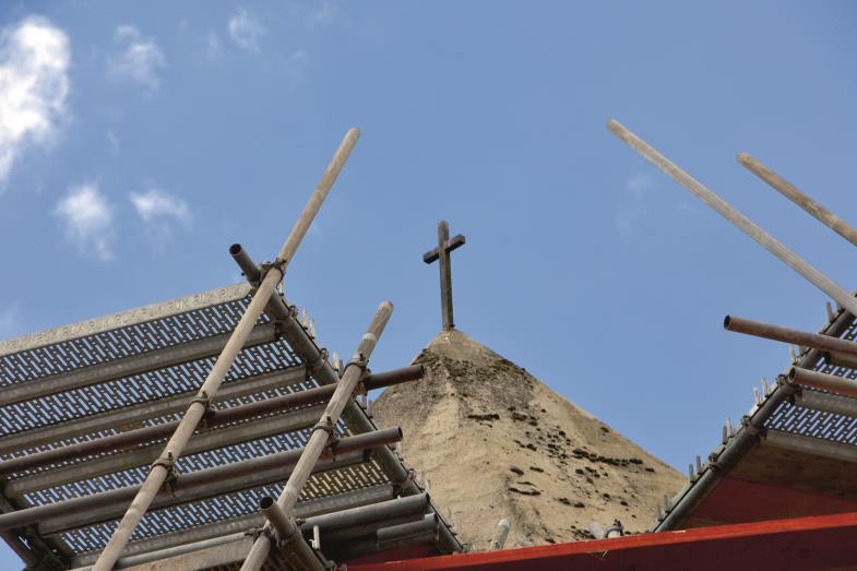 Baustelle in Neviges: Baugerüste und Kreuz