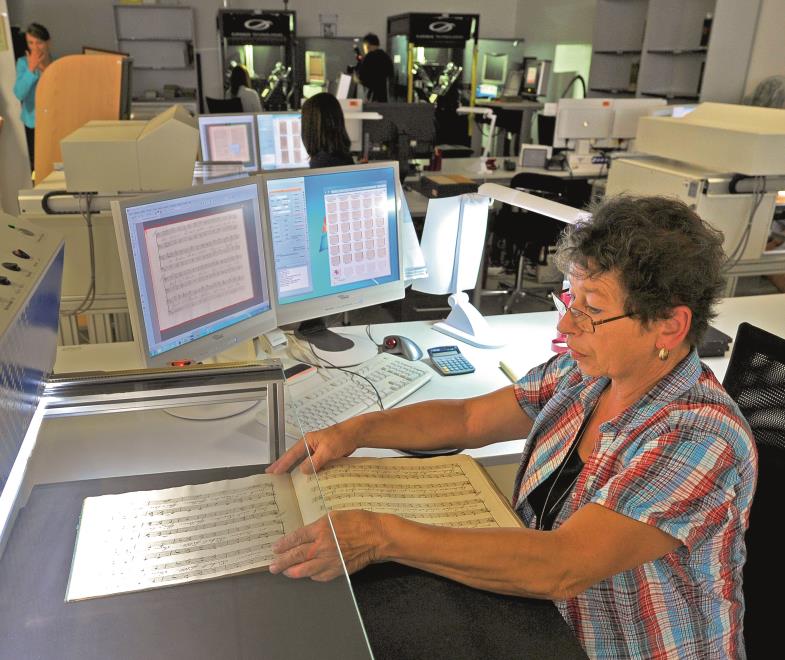 Die Digitalisierung und Online-Speicherung von Büchern und anderen Dokumenten wird vorangetrieben. Mit der neuen Technik stellen sich aber neue Fragen.