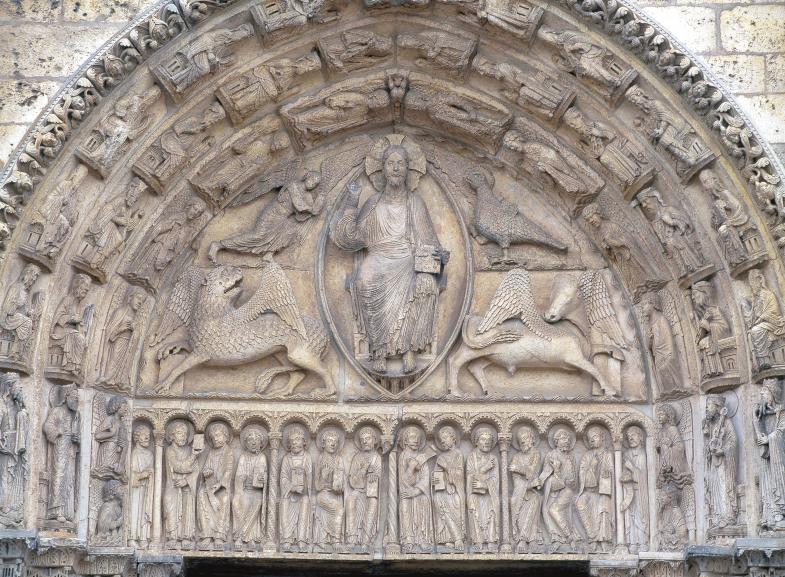 Bogen über einer Kirchentür mit Christus im Zentrum, umgeben von Engeln und Heiligen