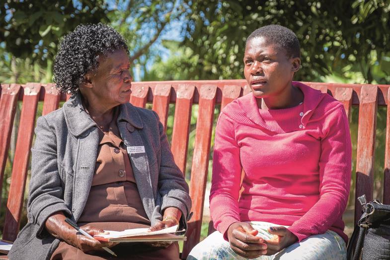 Auf der Freundschaftsbank: Melenia Motokari (links, im Gespräch mit Dorcas Gumbeze) ist eine der Laientherapeutinnen, die bei seelischen Leiden helfen.