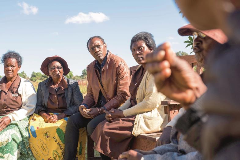 Psychiater Dixon Chibanda berät sich mit seinen Mitarbeiterinnen