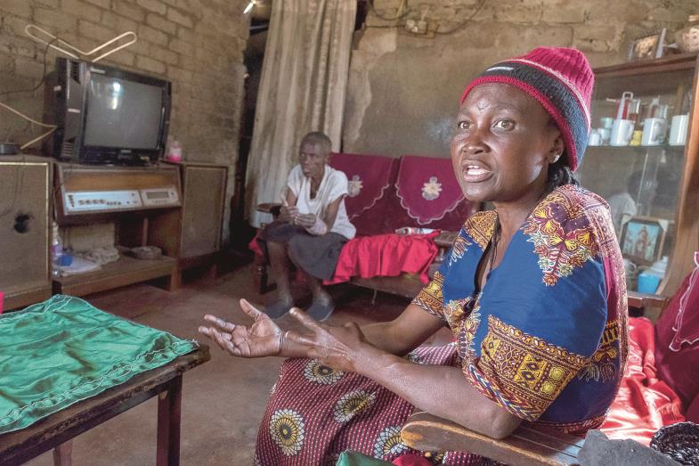 Farai und ihre Mutter Rudo im Wohnzimmer