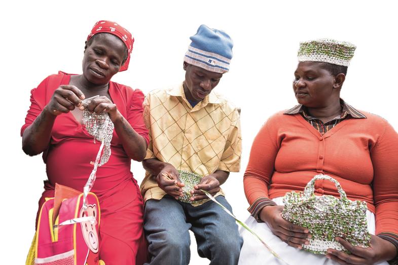 Eine Frau häkelt eine Tasche.