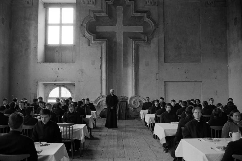 Gott mehr gehorchen als den Menschen: Manchmal verlangt das Gewissen zu protestieren, auch wenn der Magen schreit. Szene aus „Služobníci“/„Diener“.