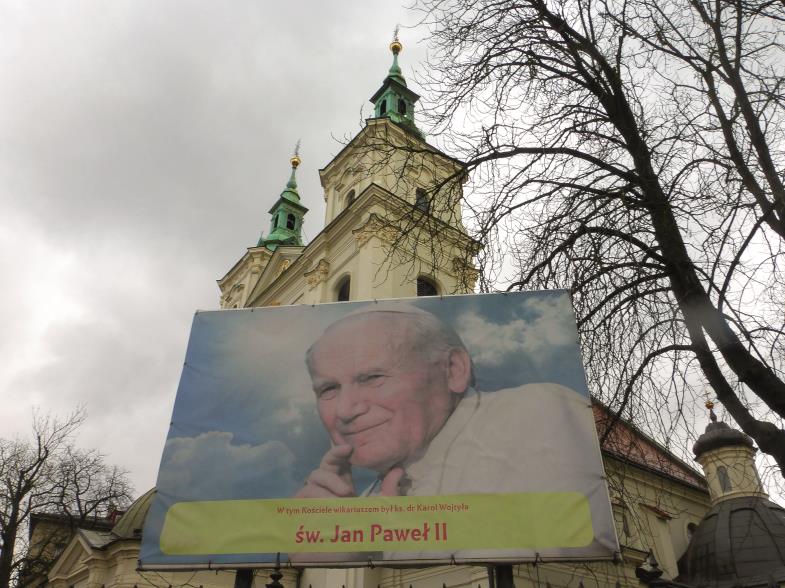 Vor allem Krakau wurde prägend für Karol Wojtyła. In der Kirche Sankt Florian war er Studentenseelsorger. Ein riesiges Plakat erinnert heute daran.