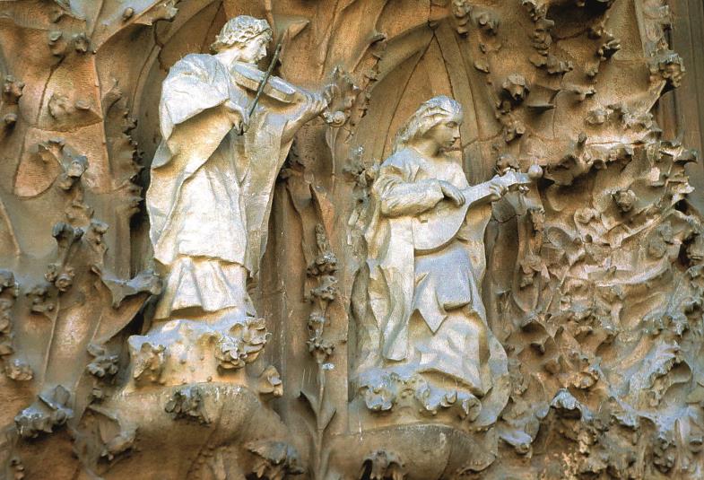 Musizierende Engel an der Fassade