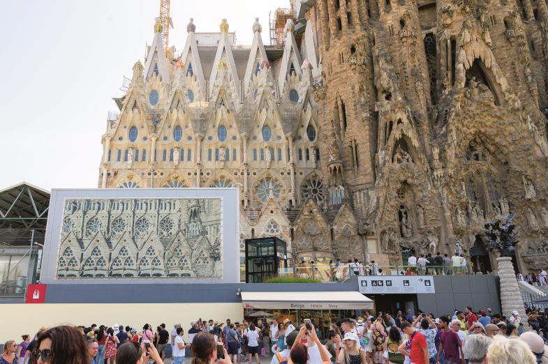Besucher vor der Kirche