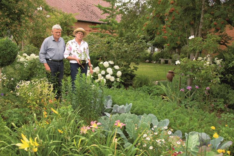 Freude an ihrem besonders gestalteten Garten haben Marianne Burmester-Müller und Heinrich Burmester. Das wollen sie mit möglichst vielen teilen.