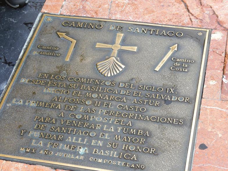 Metallplatte im Boden mit Richtungspfeilen