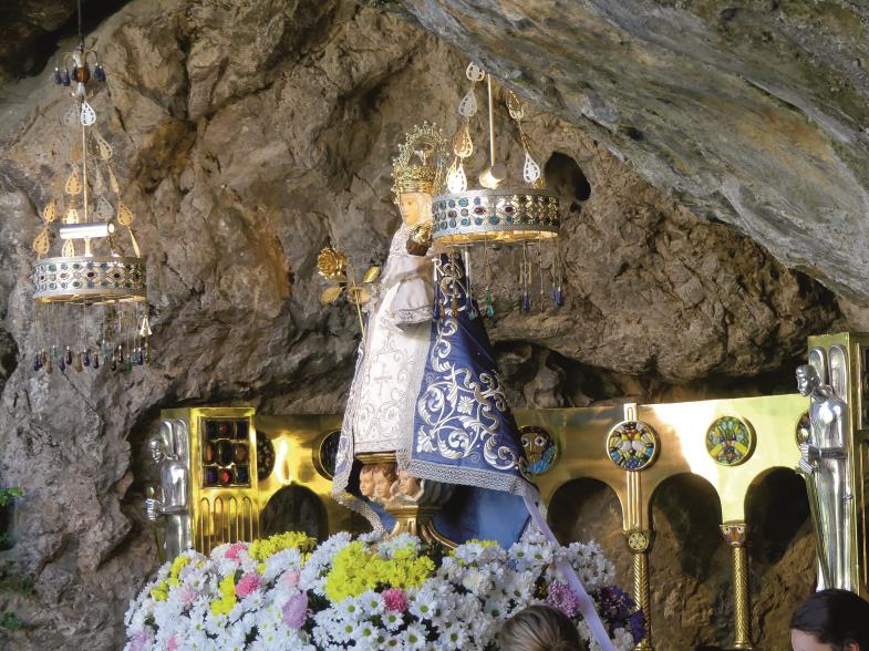 Skulptur „Jungfrau der Schlachten“ in einer Grotte