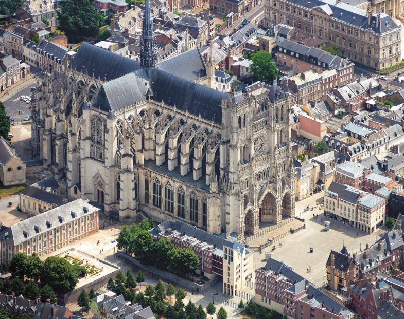 Die Kathedrale Notre Dame in Amiens war einst das größte französische Kirchengebäude. Mit ihren vielen Kapellen zielt sie ganz auf die Klerikerliturgie ab.