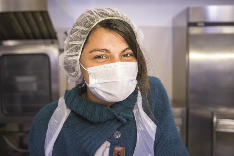 Wenn jemand wirklich lächelt, ist das auch trotz Maske zu erkennen. Wie bei dieser Mitarbeiterin einer Caritas-Armenspeisung in Rom.