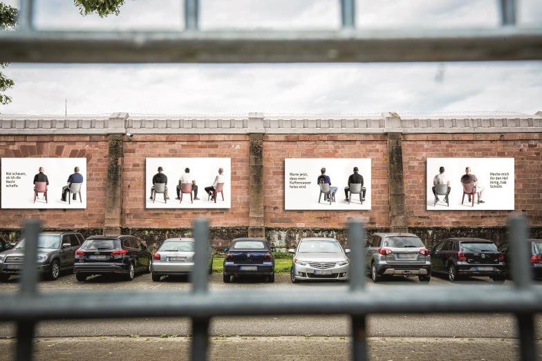 Absitzen in Freiburg: Mehrere Monate lang sind plakatwandgroße Fotos von Strafgefangenen an den Außenmauern des Gefängnisses zu sehen.