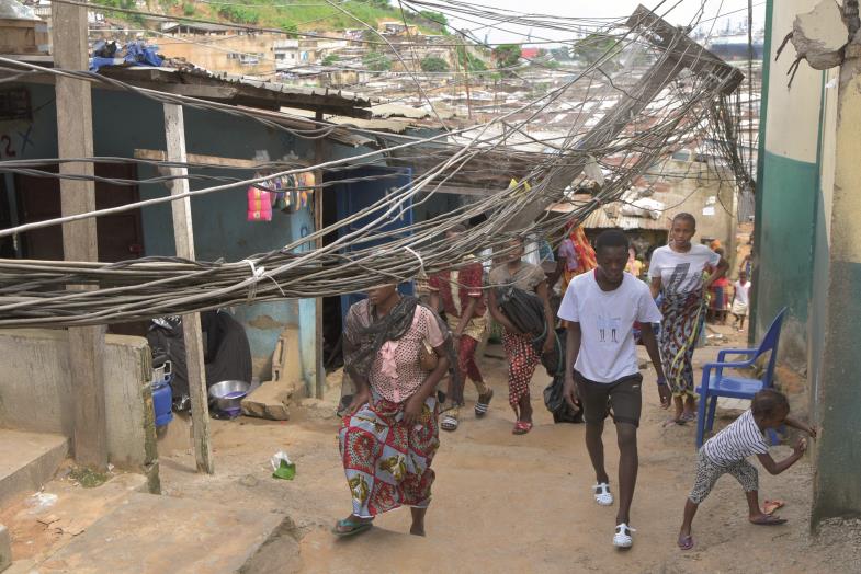 Alles fließt – Menschen unter Strom; Szene aus dem ivorischen Abidjan.