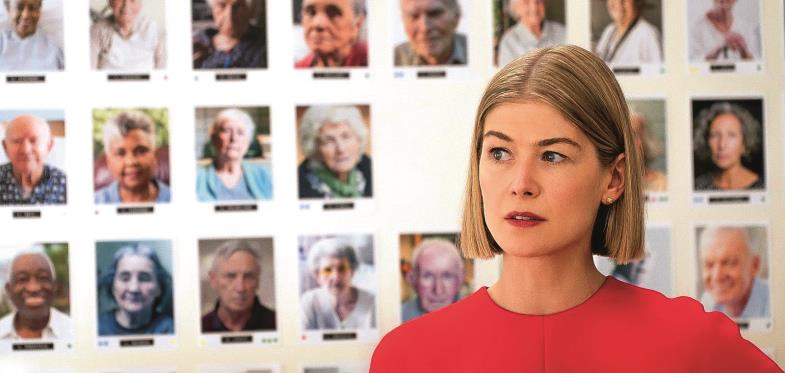 Marla Grayson (Rosamund Pike) sucht neue Opfer für ihre Wand.